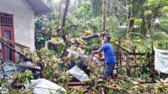 Pohon Durian Tumbang ke Rumah Warga Akibat Angin Kencang