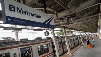 KRL berhenti di Stasiun Matraman, Jakarta, Jumat (17/6/2022). [ANTARA FOTO/Aprillio Akbar/foc]