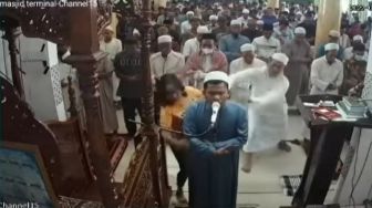 Sedang Salat Jumat, Seorang Perempuan Mendadak Masuk Masjid dan Raih Tangan Imam, Videonya Viral