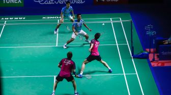 Pebulu tangkis ganda putra Indonesia Pramudya Kusumawardana dan Yeremia Erich Rambitan saat bertanding melawan pasangan ganda putra Malaysia Aaron Chia dan Soh Wooi Yik dalam babak 8 besar East Ventures Indonesia Open 2022 di Istora Senayan, Jakarta Pusat, Jumat (17/6/2022). [Suara.com/Alfian Winanto]