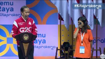 Gadis Asal NTT Ini Sebut Kata Lanjutkan di Panggung Alumni Prakerja, Jokowi: Ramai Ini, Hati-hati