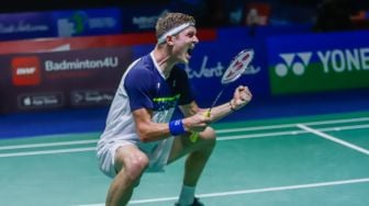 Ekspresi Pebulu tangkis tunggal putra Denmark Viktor Axelsen usai mengalahkan tunggal putra Indonesia Anthony Sinisuka Ginting dalam babak 8 besar East Ventures Indonesia Open 2022 di Istora Senayan, Jakarta Pusat, Jumat (17/6/2022). [Suara.com/Alfian Winanto]