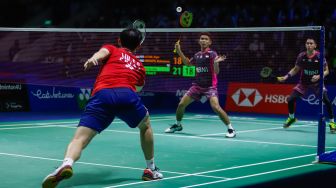 Pebulu tangkis ganda putra Indonesia Fajar Alfian dan Muhammad Rian Ardianto saat bertanding melawan ganda putra China Liu Yu Chen dan Ou Xuan Yi dalam babak 8 besar East Ventures Indonesia Open 2022 di Istora Senayan, Jakarta Pusat, Jumat (17/6/2022). [Suara.com/Alfian Winanto]