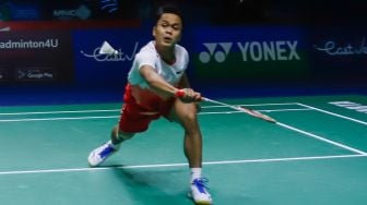 Pebulu tangkis tungga putra Indonesia Anthony Sinisuka Ginting saat bertanding melawan tunggal putra Denmark Viktor Axelsen dalam babak 8 besar East Ventures Indonesia Open 2022 di Istora Senayan, Jakarta Pusat, Jumat (17/6/2022). [Suara.com/Alfian Winanto]