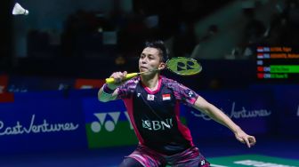 Pebulu tangkis ganda putra Indonesia Fajar Alfian dan Muhammad Rian Ardianto saat bertanding melawan ganda putra China Liu Yu Chen dan Ou Xuan Yi dalam babak 8 besar East Ventures Indonesia Open 2022 di Istora Senayan, Jakarta Pusat, Jumat (17/6/2022). [Suara.com/Alfian Winanto]