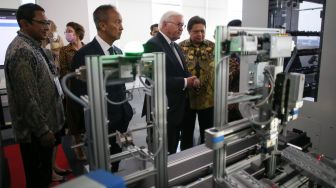 Presiden Federasi Jerman Frank-Walter Steinmeier (kedua kanan) didampingi Menko bidang Perekonomian Airlangga Hartarto (kanan) dan Menteri Perindustrian Agus Gumiwang Kartasasmita (kedua kiri) melihat Lab Electronic & Automotive Component Manufacturing saat menghadiri Pertemuan Bisnis dengan Delegasi Bisnis Indonesia-Jerman di Gedung Pusat Industri Digital Indonesia 4.0 (PIDI 4.0), Jakarta, Kamis (16/6/2022). [ANTARA FOTO/Rivan Awal Lingga/hp]
