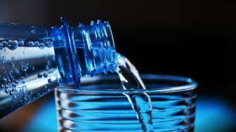 4 Efek Terlalu Banyak Minum Air Putih, Bisa Berdampak pada Otot Lho