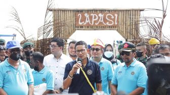Sandiaga Uno Bantu UMKM di Maluku Utara dengan Memberikan Mesin Kapal