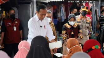 Didampingi Mensos Bagikan Bansos di Serang, Jokowi: Tidak Boleh untuk Beli Rokok!