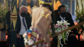 Presiden Jerman Frank-Walter Steinmeier (kiri) bersama Raja Keraton Yogyakarta Sri Sultan HB X (kanan) menyaksikan tarian Lawung Ageng Jajar saat melakukan kunjungan ke Kraton Yogyakarta, Jumat (17/6/2022). [ANTARA FOTO/Andreas Fitri Atmoko/wsj]