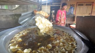 Perajin memasak kripik sanjai di Desa Wisata Sanjai, Kota Bukittinggi, Sumatera Barat, Sabtu (18/6/2022). [ANTARA FOTO/Iggoy el Fitra/YU]