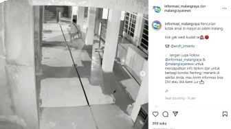 Aksi Pria Gondol 2 Kotak Amal di Masjid Malang Terekam CCTV