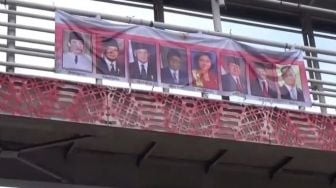 Satpol PP Turunkan Spanduk Foto Anies Bersama Presiden Indonesia dari Soekarno hingga Jokowi