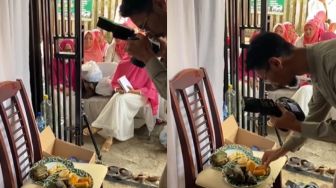 Nyeleneh, Aksi Fotografer Ini Bikin Ibu-Ibu Pengajian Ketawa