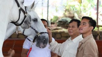 Ketika Prabowo Subianto Mengajari Gibran Berkuda di Hambalang