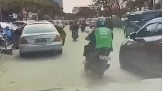 Viral Ojol Kena Apes saat Melintas di Jalan dan Nyaris Terlindas, Pemobil Buka Pintu Jadi Sebabnya