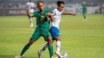  Pesepak bola Persib Bandung Beckham P Nugraha (kanan) berebut bola dengan pesepak bola Persebaya Surabaya Dandi Maulana (kiri) saat pertandingan Group C Piala Presiden 2022 di Stadion Gelora Bandung Lautan Api, Bandung, Jawa Barat, Jumat (17/6/2022). [ANTARA FOTO/M Agung Rajasa/wsj]