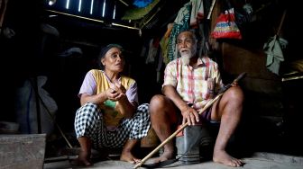 Dua orang warga Suku Polahi Tuuli Palowa yang biasa disapa Bakiki (kanan) bersama istrinya, Nakiki Palowa (kiri) duduk di rumahnya di Dusun Tumba, Kabupaten Gorontalo, Gorontalo, Jumat (17/6/2022). [ANTARA FOTO/Adiwinata Solihin/wsj]