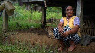 Seorang warga Suku Polahi Nakiki Palowa duduk di rumahnya di Dusun Tumba, Kabupaten Gorontalo, Gorontalo, Jumat (17/6/2022). [ANTARA FOTO/Adiwinata Solihin/wsj]
