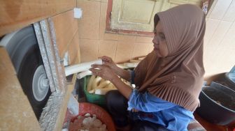 Perajin memotong singkong untuk kripik sanjai di Desa Wisata Sanjai, Kota Bukittinggi, Sumatera Barat, Sabtu (18/6/2022). [ANTARA FOTO/Iggoy el Fitra/YU]