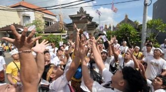 Makna Tradisi Mesuryak yang Dilakukan Saat Hari Raya Kuningan