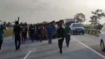 Rombongan Bonek Bantu Pikap Kecelakaan di Tol Jombang, Pengeroyokan di Jalanan Surabaya Diduga Ulah Pendekar Silat