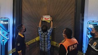 Satpol PP Menyegel Tempat Hiburan Malam Gegara Bikin Bising Warga Dukuh Pakis Surabaya