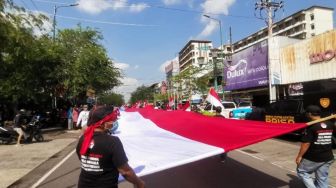 Tolak Khilafah Sampai Kiamat, Warga Jogja Bentangkan Bendera Merah Putih Sepanjang 90 Meter di Tugu Pal