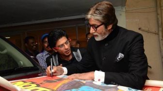 Nasihat Amitabh Bachchan untuk Shah Rukh Khan: Minta Maaf dengan Tangan Terlipat!