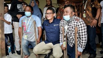 Sandiaga Uno Beri Modal Usaha Penyandang Disabilitas di Cirebon