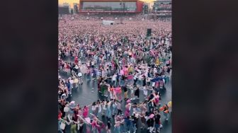 Tonton Konser Harry Styles di Manchester, Aksi Kompak Penonton Ini Bikin Kagum