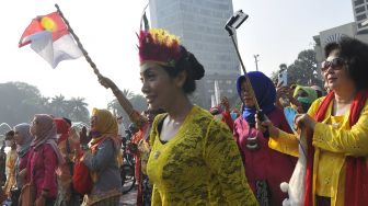 Sejumlah peserta perempuan berkebaya Indonesia saat berolahraga di Hari Bebas Kendaraan Bermotor (HBKB) di Jakarta, Minggu (19/6/2022).  ANTARA FOTO