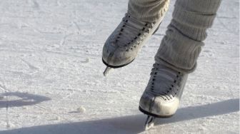 Super Seru! Wanita Ini Bagikan Pengalaman Main Ice Skating di Arena Terbesar Se-Indonesia