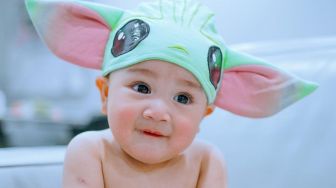 Baby Rayyanza Pakai Baju Seragam SD, Harganya Mengejutkan dan Tersedia di E-Commerce