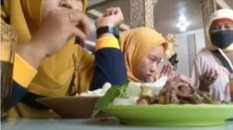 Gegara Tak Beri Uang, Kepala Pengunjung Rumah Makan Ini Kena Toyor Pengemis