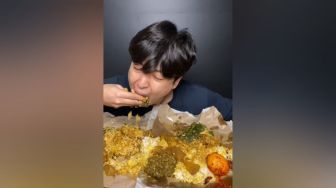 Pria Korea Ini Santap 2 Bungkus Nasi Padang Lauk Rendang: Harus Pakai Tangan