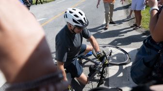 Detik Detik Presiden AS Joe Biden Jatuh dari Sepeda