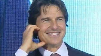 Heboh, Tom Cruise Pose ala K-Pop Idol di Red Carpet Film Top Gun: Maverick