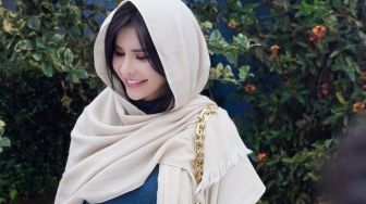 8 Potret Maria Vania Tampil dengan Pakaian Tertutup, Cantiknya Makin Kelihatan saat Menggunakan Kerudung