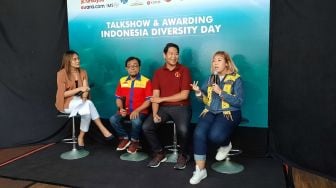 Aktivis keberagaman, Inayah Wahid (paling kanan) memberikan paparan dalam Talkshow Indonesia Diversity Day di Kantor Suarajogja.id, Sleman, DIY, Senin (20/6/2022). [Muhammad Ilham Baktora/Suarajogja.id]