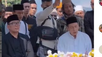 Habib Luthfi Ziarah ke Makam Eril, Netizen Haru: Masya Allah, Banyak Doa Baik
