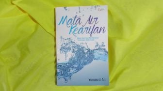 Ulasan Buku Mata Air Kearifan: Berbuat Baik pada Sesama adalah Ibadah