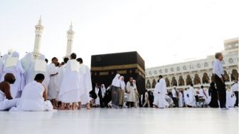 Pria 52 Tahun Rela Berjalan Kaki Hampir 11 Bulan Demi Naik Haji, Langsung Disambut Meriah Setibanya di Makkah