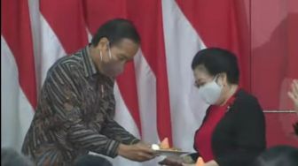 Ultahnya Dirayakan di Rakernas II PDIP, Jokowi Persembahkan Tumpeng ke Megawati