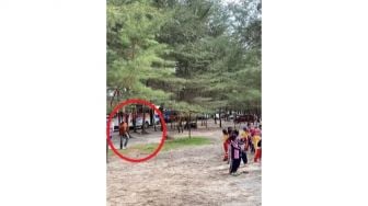 Gemas! Pedagang Es Krim Ini Asyik Ikutan Senam Bareng Anak TK di Pantai