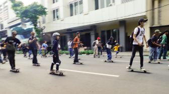 Para Skateboarder melakukan Riding Parade saat peringatan Go Skateborading Day Jakarta di Kawasan Blok M, Jakarta Selatan, Selasa (21/06/2022). [Suara.com/Alfian Winanto]