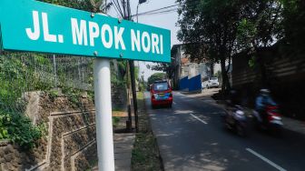 Plang nama Jalan Mpok Nori terpajang di kawasan Jakarta Timur, Selasa (21/6/2022). [Suara.com/Alfian Winanto]