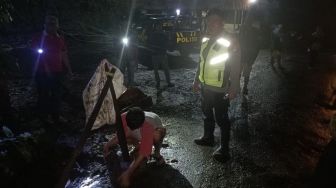 Jalan Penghubung Antar Kecamatan di Cianjur Ambles, Muncul Lubang Menganga Sedalam 2 Meter