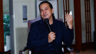 Musisi Aksan Sjuman saat konferensi pers acara Indra Lesmana Legacy Concert &amp; Tour di Kawasan Dharmawangsa, Jakarta Selatan, Selasa (21/6/2022). [Suara.com/Alfian Winanto]