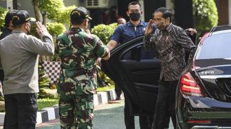 Presiden Joko Widodo (kanan) berjalan keluar mobil saat akan mengikuti Rakernas II PDI Perjuangan di Jakarta, Selasa (21/6/2022). ANTARA FOTO/M Risyal Hidayat

